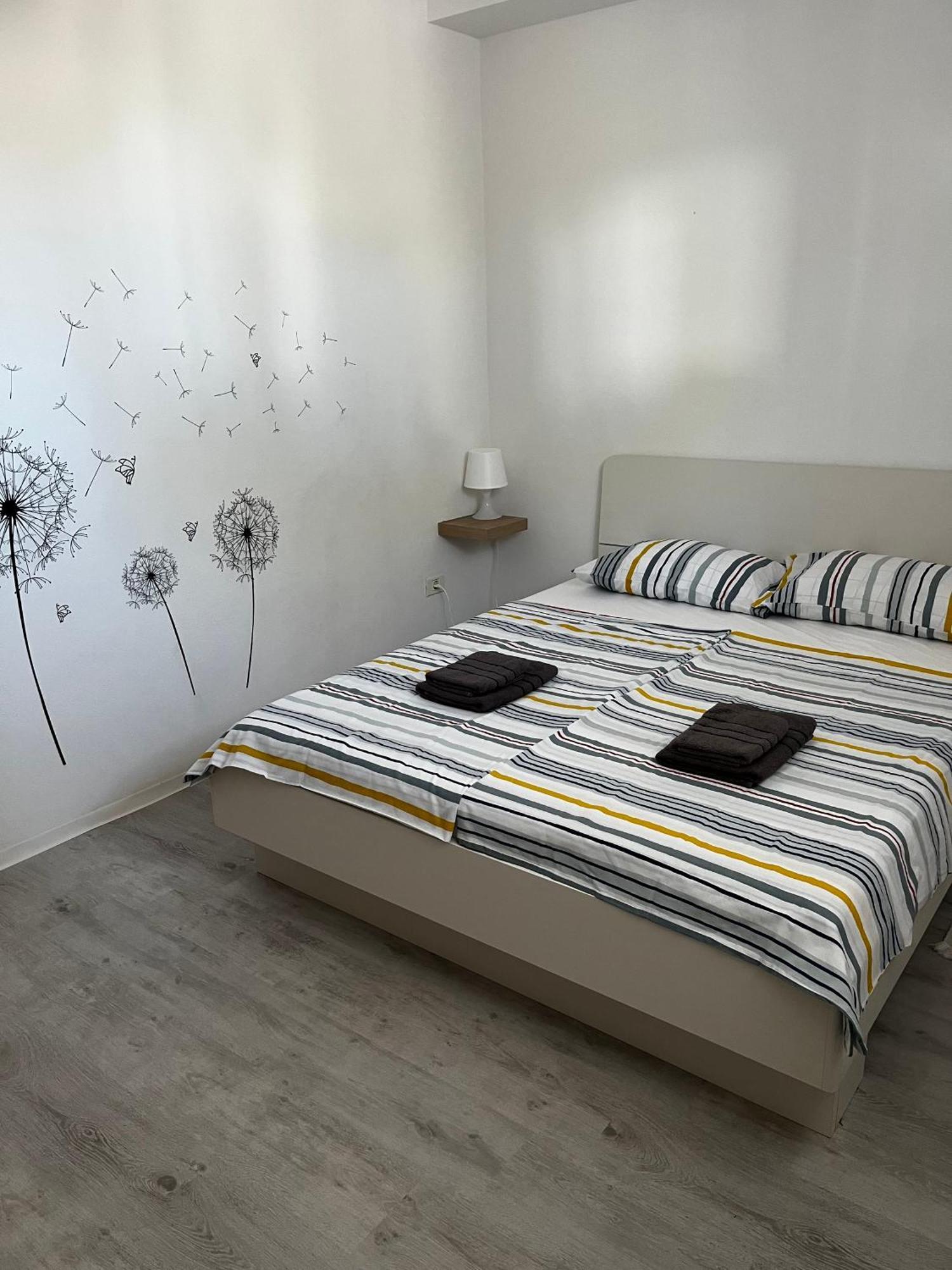 Appartamento Apartma Sunny Izola Esterno foto